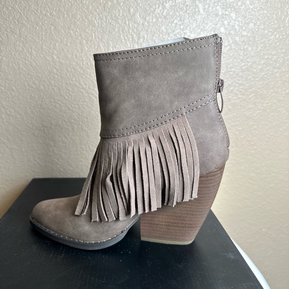 VERY Volatile KHLOE WOMENS GRAY TAUPE Ankle HEEL‎ BOOT W FRINGE SZ 7.5 ZIP CLOSE